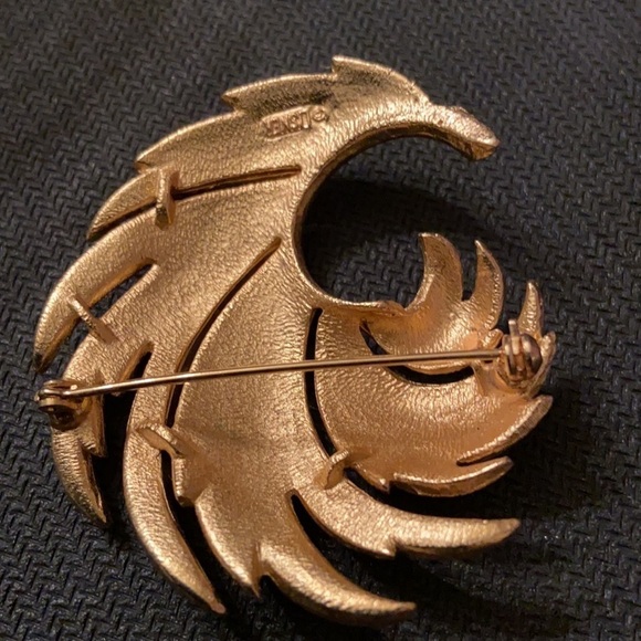 Lisner Vintage Sculpted Gold Swirl Shaped Feathers Pin Closure Statement Brooch. - Picture 3 of 4